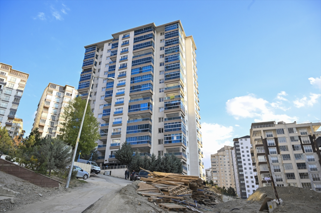 Ankara'da korkutan toprak kayması: 300 kişinin yaşadığı 17 katlı bina boşaltıldı