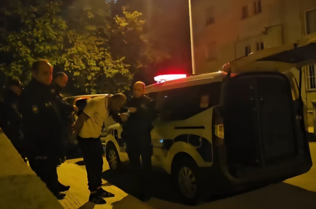 Arkadaşını kılıçla rehin aldı Arkadaşını kılıçla rehin aldı