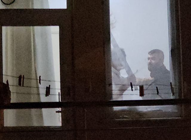 Arkadaşını kılıçla rehin aldı Arkadaşını kılıçla rehin aldı