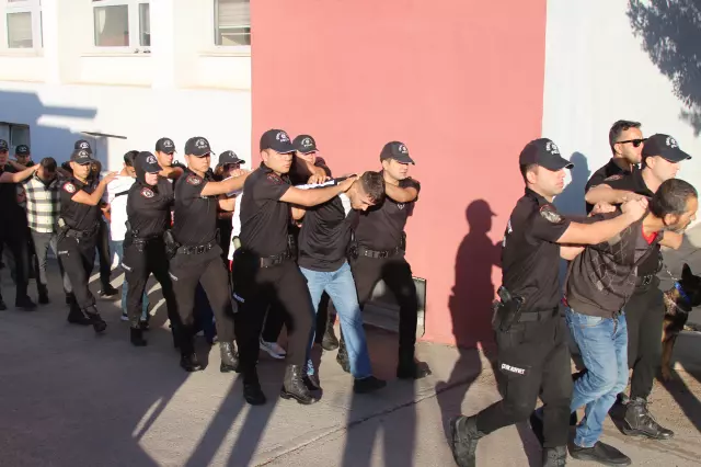 'Bayğaralar' suç örgütüne operasyon! Biri çeyiz sandığında yakalandı, 96 şüpheli tutuklandı 'Bayğaralar' suç örgütüne operasyon! Biri çeyiz sandığında yakalandı, 96 şüpheli tutuklandı