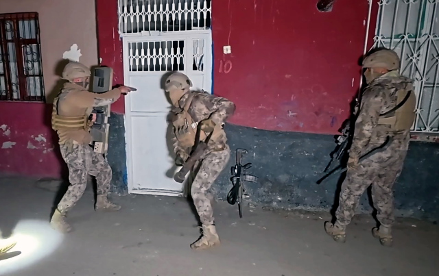 'Bayğaralar' suç örgütüne operasyon! Biri çeyiz sandığında yakalandı, 96 şüpheli tutuklandı 'Bayğaralar' suç örgütüne operasyon! Biri çeyiz sandığında yakalandı, 96 şüpheli tutuklandı