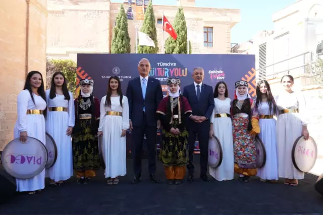 Türkiye Kültür Yolu Festivali'nin Yeni Rotası Mardin: 45 bin sanatçı, 7 bölge, 20 şehir Türkiye Kültür Yolu Festivali'nin Yeni Rotası Mardin: 45 bin sanatçı, 7 bölge, 20 şehir