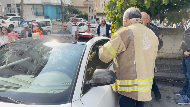 2 yaşındaki çocuk arabanın içinde mahsur kaldı