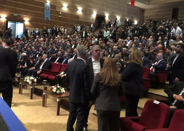 Diyarbakır'daki törende protokol krizi! DEM'li eş başkanlar salonu terk etti Diyarbakır'daki törende protokol krizi! DEM'li eş başkanlar salonu terk etti