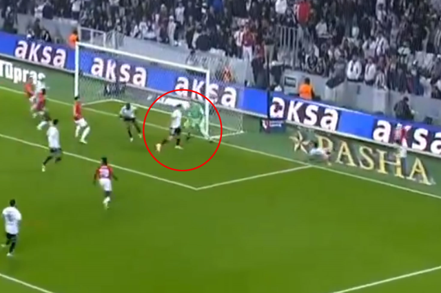 Jurasek'in büyük şanssızlığı: Topa ilk değdiği anda kendi kalesine gol attı Jurasek'in büyük şanssızlığı: Topa ilk değdiği anda kendi kalesine gol attı