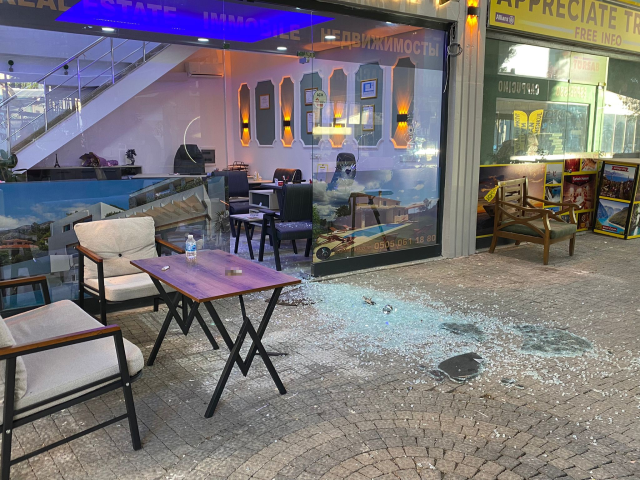 Antalya'da silahlı kavga: 2 ölü, 1 yaralı Antalya'da silahlı kavga: 2 ölü, 1 yaralı