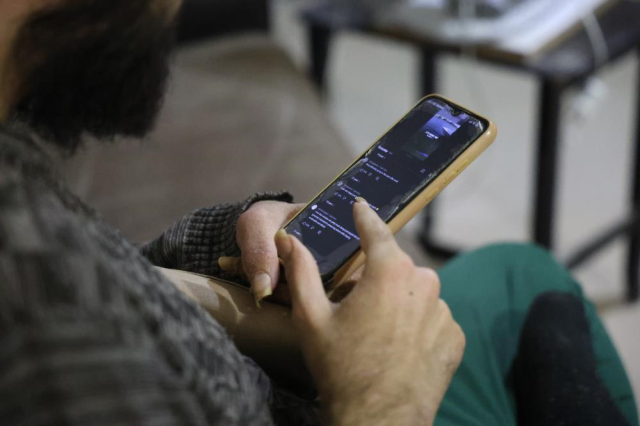 Telefon bağımlısı gençten ailelere tavsiye: Küçükken çocuklara telefon vermeyin Telefon bağımlısı gençten ailelere tavsiye: Küçükken çocuklara telefon vermeyin