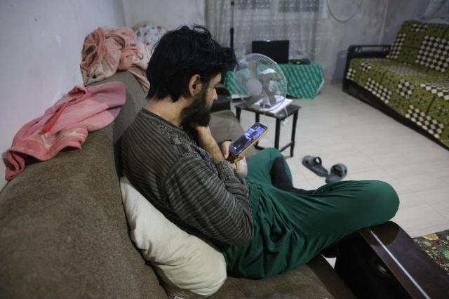 Telefon bağımlısı gençten ailelere tavsiye: Küçükken çocuklara telefon vermeyin Telefon bağımlısı gençten ailelere tavsiye: Küçükken çocuklara telefon vermeyin