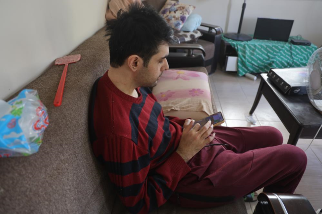 Telefon bağımlısı gençten ailelere tavsiye: Küçükken çocuklara telefon vermeyin Telefon bağımlısı gençten ailelere tavsiye: Küçükken çocuklara telefon vermeyin