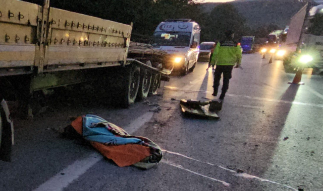 Genç şoför lastik değiştirirken tırın altında kalarak can verdi Genç şoför lastik değiştirirken tırın altında kalarak can verdi