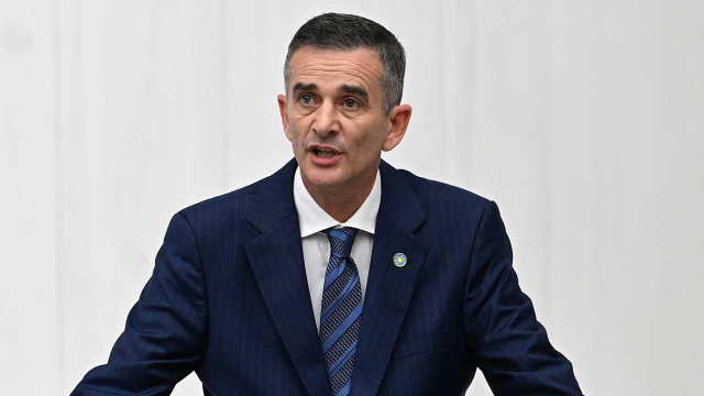 İYİ Parti'den ihraç edilen Sakarya Milletvekili Ümit Dikbayır, CHP'ye katıldı