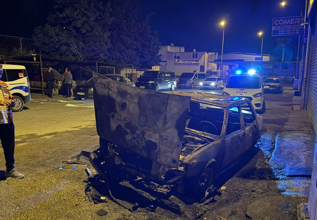 Mersin'de sanayi sitesinde park halindeki 5 araç kundaklandı