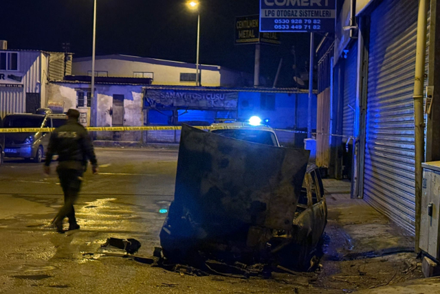 Mersin'de sanayi sitesinde park halindeki 5 araç kundaklandı