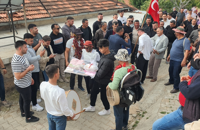 İlginç gelenek! 'İlgisiz akrabalar' tek tek tespit edilip su dolu yalağa atılıyor