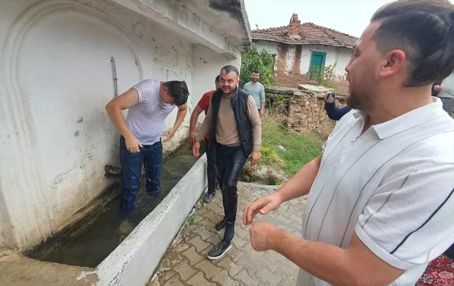 İlginç gelenek! 'İlgisiz akrabalar' tek tek tespit edilip su dolu yalağa atılıyor