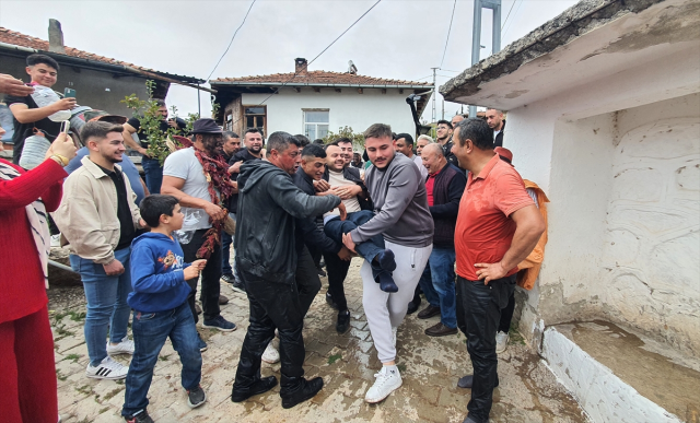 İlginç gelenek! 'İlgisiz akrabalar' tek tek tespit edilip su dolu yalağa atılıyor