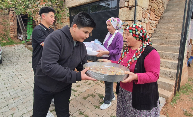 İlginç gelenek! 'İlgisiz akrabalar' tek tek tespit edilip su dolu yalağa atılıyor