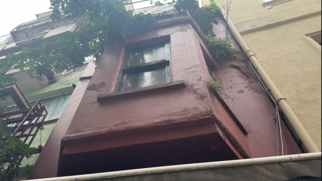 Korku evi çalışanı genç kadına kabusu yaşattı! Yere yatırıp elektroşok uyguladı