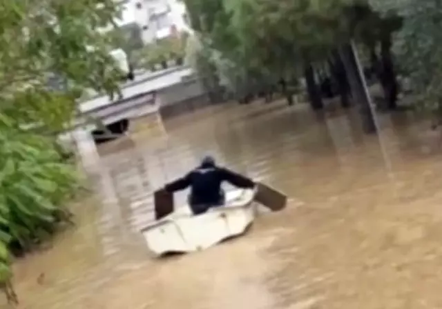 Bir ilimiz sele teslim! Yollar göle döndü, vatandaşlar önlem almayan belediyeye tepkili Bir ilimiz sele teslim! Yollar göle döndü, vatandaşlar önlem almayan belediyeye tepkili