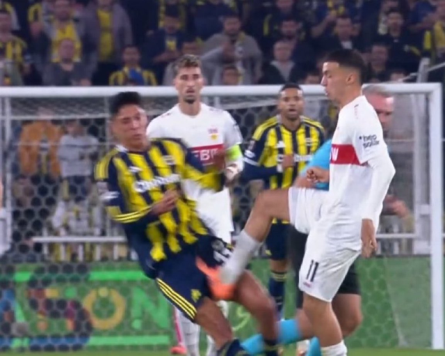 Fenerbahçe, Stuttgart karşısında kırmızı kart bekledi Fenerbahçe, Stuttgart karşısında kırmızı kart bekledi
