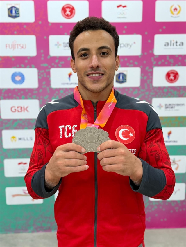 Milli cimnastikçi Adem Asil dünya ikincisi