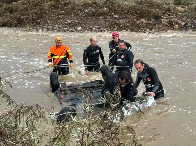 Sel sularında kaybolan 70 yaşındaki adam 2 gündür her yerde karış karış aranıyor Sel sularında kaybolan 70 yaşındaki adam 2 gündür her yerde karış karış aranıyor