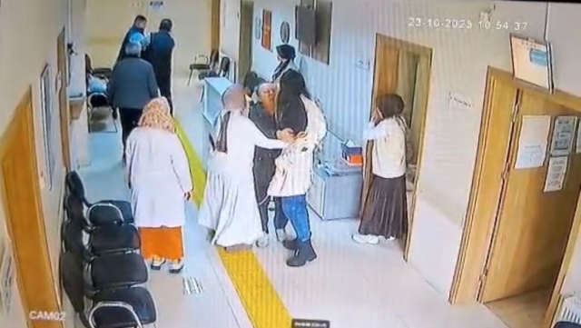 Kadın doktora çirkin saldırı! Boğazını sıkıp darp etmeye çalıştı: Skandal anlar kamerada Kadın doktora çirkin saldırı! Boğazını sıkıp darp etmeye çalıştı: Skandal anlar kamerada