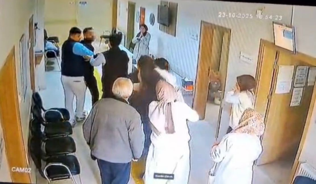 Kadın doktora çirkin saldırı! Boğazını sıkıp darp etmeye çalıştı: Skandal anlar kamerada Kadın doktora çirkin saldırı! Boğazını sıkıp darp etmeye çalıştı: Skandal anlar kamerada