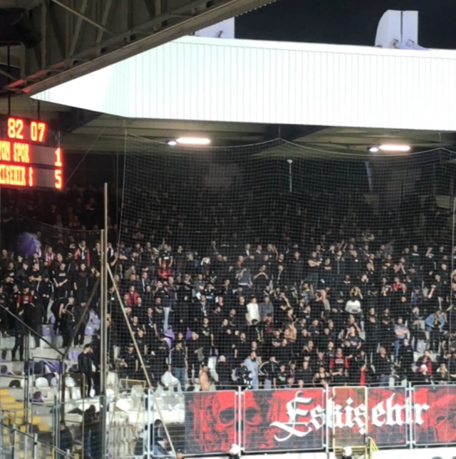 3. Lig'de olay! Tribündeki koltukları kırıp sahaya ve rakip taraftara attılar