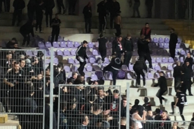 3. Lig'de olay! Tribündeki koltukları kırıp sahaya ve rakip taraftara attılar