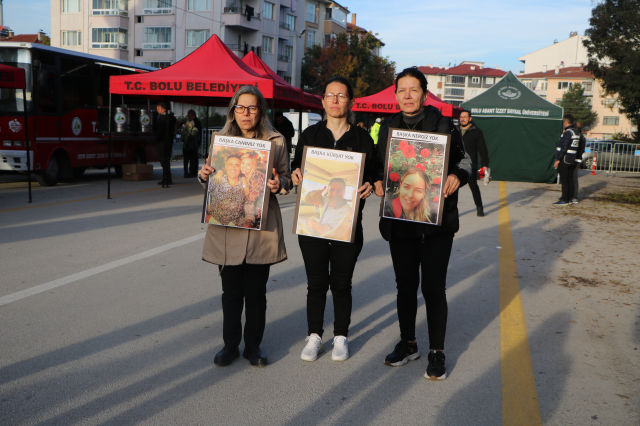 Hakim anne 'Her şeyi saklıyorlar' dedi, gözyaşı döken ailelerin sesi salonu inletti Hakim anne 'Her şeyi saklıyorlar' dedi, gözyaşı döken ailelerin sesi salonu inletti
