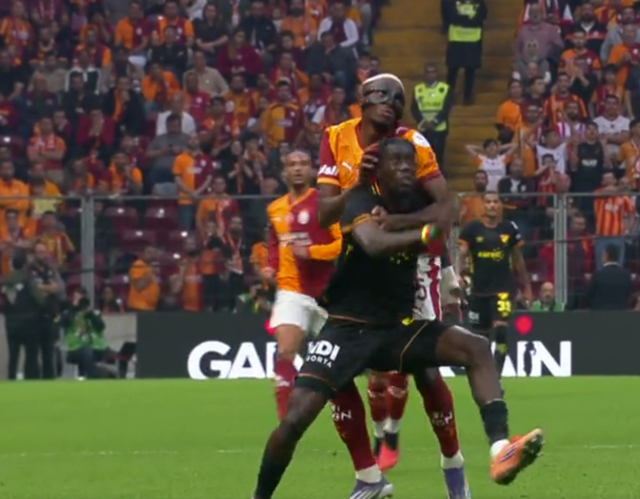 Kırmızı kart mı değil mi? Ünlü yorumcular ülkenin konuştuğu pozisyona son noktayı koydu Kırmızı kart mı değil mi? Ünlü yorumcular ülkenin konuştuğu pozisyona son noktayı koydu