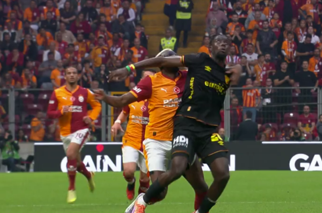 Kırmızı kart mı değil mi? Ünlü yorumcular ülkenin konuştuğu pozisyona son noktayı koydu Kırmızı kart mı değil mi? Ünlü yorumcular ülkenin konuştuğu pozisyona son noktayı koydu