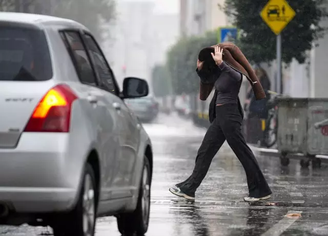 Vatandaşlara uyarı üstüne uyarı: Saat verildi, sele ve doluya dikkat Vatandaşlara uyarı üstüne uyarı: Saat verildi, sele ve doluya dikkat