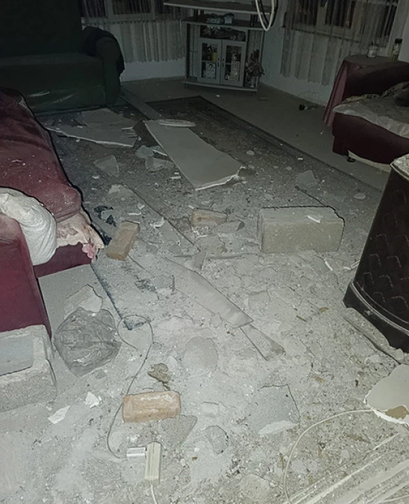 Balıkesir'deki depremde Manisa'da bir evin tavanı çöktü Balıkesir'deki depremde Manisa'da bir evin tavanı çöktü