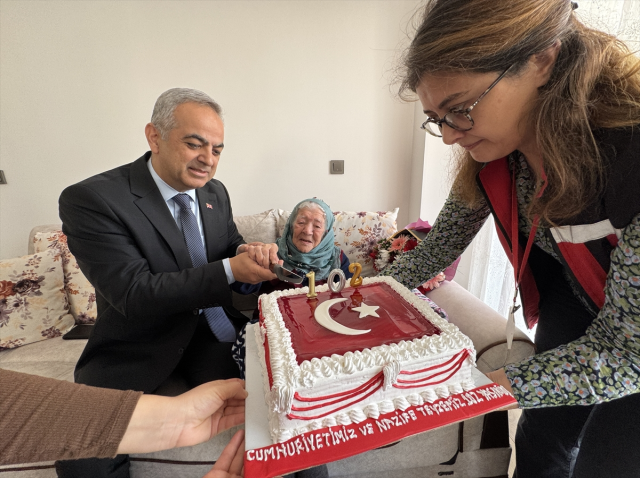 Cumhuriyet ile yaşıt Nazife nine Ay-yıldızlı pastasını üfledi