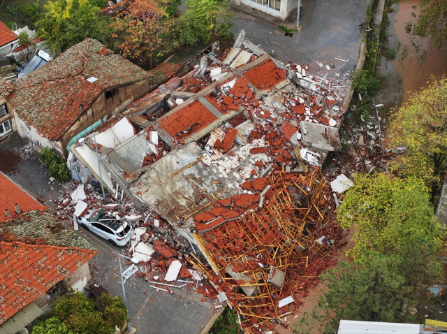 Sındırgı'daki yıkım gün ağarınca ortaya çıktı