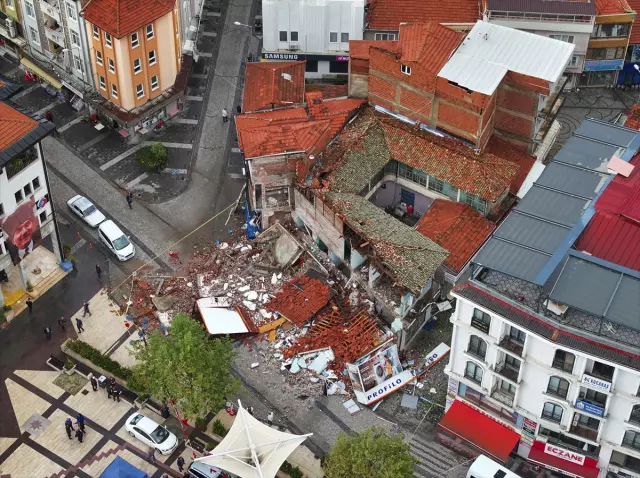 Sındırgı'daki yıkım gün ağarınca ortaya çıktı