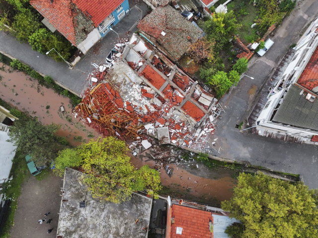Sındırgı'daki yıkım gün ağarınca ortaya çıktı
