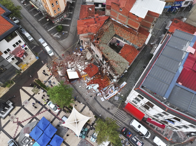 Sındırgı'daki yıkım gün ağarınca ortaya çıktı