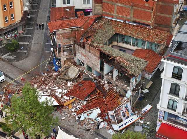 Sındırgı'daki yıkım gün ağarınca ortaya çıktı