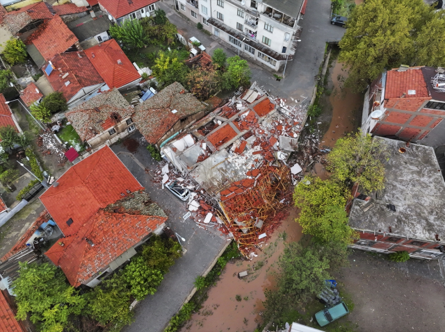 Sındırgı'daki yıkım gün ağarınca ortaya çıktı