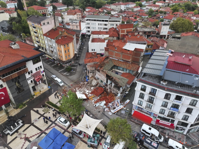 Sındırgı'daki yıkım gün ağarınca ortaya çıktı