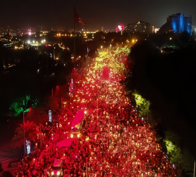 İstanbul'da cumhuriyet coşkusu! Görsel şölen mest etti İstanbul'da cumhuriyet coşkusu! Görsel şölen mest etti