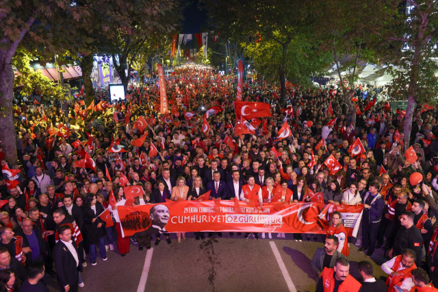 İstanbul'da cumhuriyet coşkusu! Görsel şölen mest etti İstanbul'da cumhuriyet coşkusu! Görsel şölen mest etti