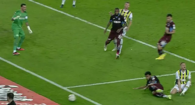 Maçın hakemi Zorbay Küçük! Fener taraftarını delirten pozisyon yeniden gündemde