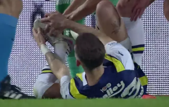 Maçın hakemi Zorbay Küçük! Fener taraftarını delirten pozisyon yeniden gündemde