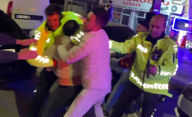 Alkollü sürücü kimlik isteyen şube müdürüne tekme attı Alkollü sürücü kimlik isteyen şube müdürüne tekme attı