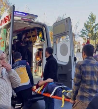 Erzurum'da okul çıkışı merdivenlerde izdiham: 23 öğrenci yaralandı Erzurum'da okul çıkışı merdivenlerde izdiham: 23 öğrenci yaralandı