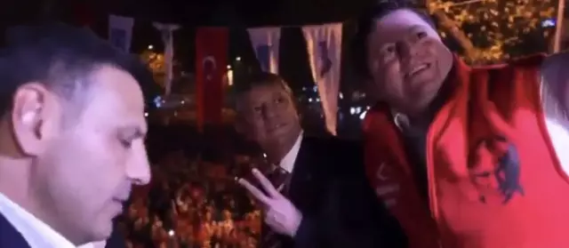 Özgür Özel'in el işaretine Dilek İmamoğlu müdahale etti Özgür Özel'in el işaretine Dilek İmamoğlu müdahale etti